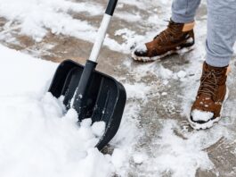 Kennen Sie Ihre Winterdienstpflicht? Winterdienstpflicht: Person schippt Schnee vom Gehweg