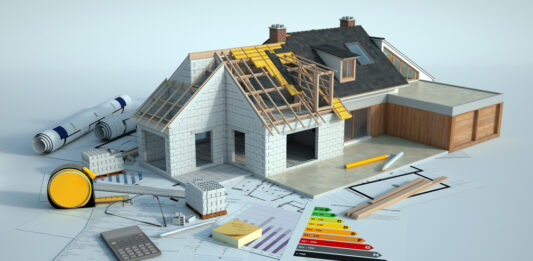 Was Sie zur energetischen Modernisierung Ihres Eigenheims wissen müssen 3D-Darstellung eines Hauses, das einer Verstärkung des Daches unterzogen wird.