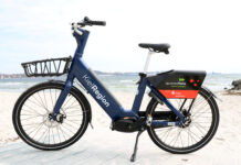 Anbieterwechsel bei der SprottenFlotte: Die neuen E-Bikes sind da Neues blaues E-Bike der SprotteFlotte am Strand von Eckernförde.