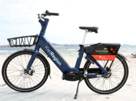 Anbieterwechsel bei der SprottenFlotte: Die neuen E-Bikes sind da Neues blaues E-Bike der SprotteFlotte am Strand von Eckernförde.