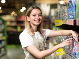 Nebenjob: So können Sie sich Geld dazuverdienen Junge Frau räumt Regale im Supermarkt ein.