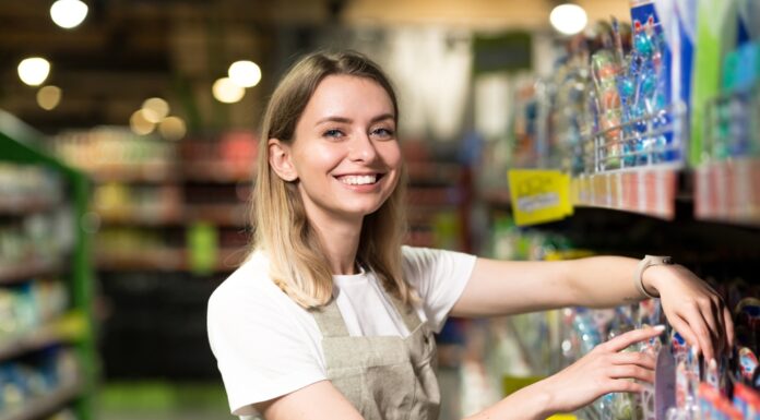 Nebenjob: So können Sie sich Geld dazuverdienen Junge Frau räumt Regale im Supermarkt ein.