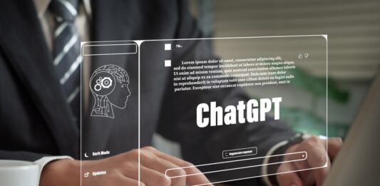 Diese Jobs profitieren von der KI Geschäftsmann sitzt am Laptop, ChatGPT ist eingeblendet