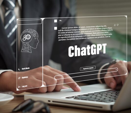 Diese Jobs profitieren von der KI Geschäftsmann sitzt am Laptop, ChatGPT ist eingeblendet