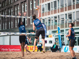 FLENS Beach-Tour: Neues sportliches Engagement der Förde Sparkasse Drei Beachvolleyballer spielen auf dem Turnierplatz.