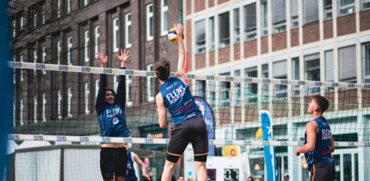 FLENS Beach-Tour: Neues sportliches Engagement der Förde Sparkasse Drei Beachvolleyballer spielen auf dem Turnierplatz.