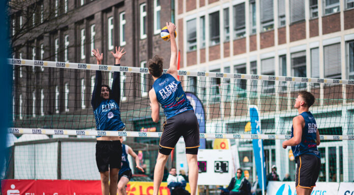 FLENS Beach-Tour: Neues sportliches Engagement der Förde Sparkasse Drei Beachvolleyballer spielen auf dem Turnierplatz.