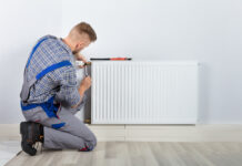 Heizungstausch: Das müssen Sie jetzt wissen Klempner repariert eine Heizung