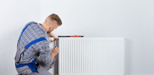 Heizungstausch: Das müssen Sie jetzt wissen Klempner repariert eine Heizung