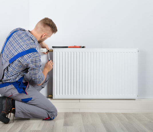 Heizungstausch: Das müssen Sie jetzt wissen Klempner repariert eine Heizung