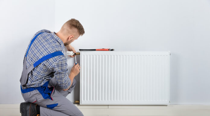 Heizungstausch: Das müssen Sie jetzt wissen Klempner repariert eine Heizung