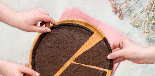 50-30-20-Regel und Co. – Das sind die besten Sparmethoden Kuchen, der in unterschiedlich große Stück geschnitten ist.