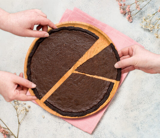 50-30-20-Regel und Co. – Das sind die besten Sparmethoden Kuchen, der in unterschiedlich große Stück geschnitten ist.