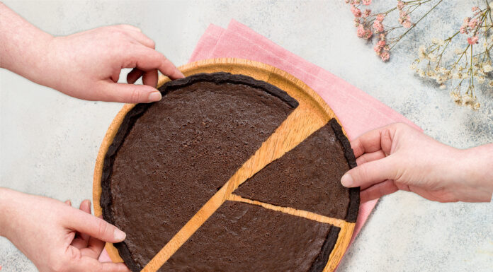 50-30-20-Regel und Co. – Das sind die besten Sparmethoden Kuchen, der in unterschiedlich große Stück geschnitten ist.