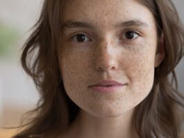 Plan haben: Was Du über die Renteninformation wissen solltest Junge Frau in Nahaufnahme