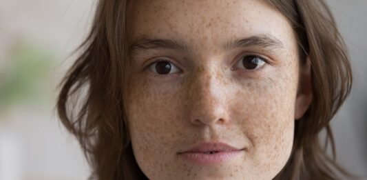 Plan haben: Was Du über die Renteninformation wissen solltest Junge Frau in Nahaufnahme