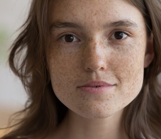 Plan haben: Was Du über die Renteninformation wissen solltest Junge Frau in Nahaufnahme