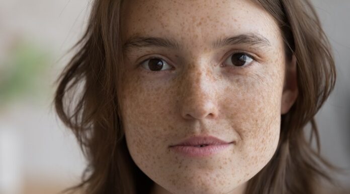 Plan haben: Was Du über die Renteninformation wissen solltest Junge Frau in Nahaufnahme