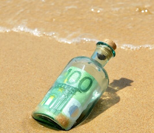 Rentenfonds: Die Rückkehr der Vergessenen Flaschenpost am Strand mit 100 Euro Schein