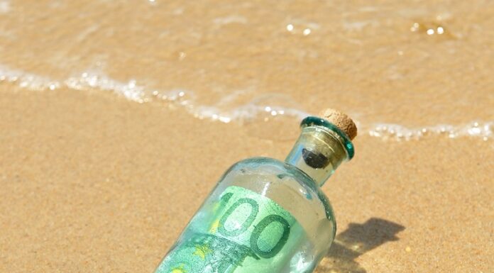 Rentenfonds: Die Rückkehr der Vergessenen Flaschenpost am Strand mit 100 Euro Schein