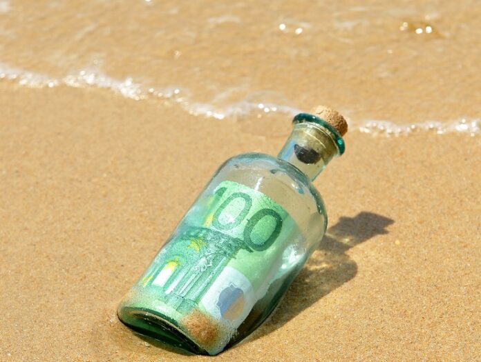 Flaschenpost am Strand mit 100 Euro Schein