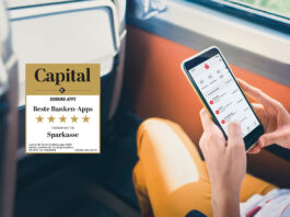 Sparkassen-App erneut ausgezeichnet Smartphone mit Sparkassen-App und Capital Auszeichnung