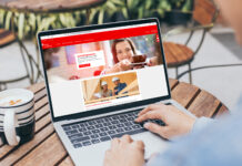 Das Firmenkundenportal: Unser Service für gewerbliche Kund:innen Homepage der Förde Sparkasse auf einem Laptop