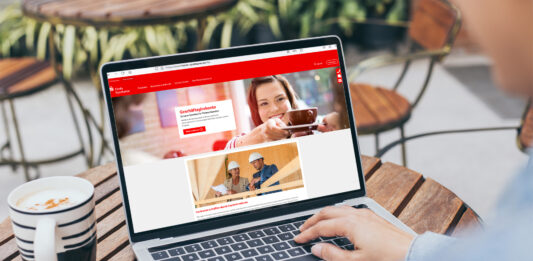 Das Firmenkundenportal: Unser Service für gewerbliche Kund:innen Homepage der Förde Sparkasse auf einem Laptop