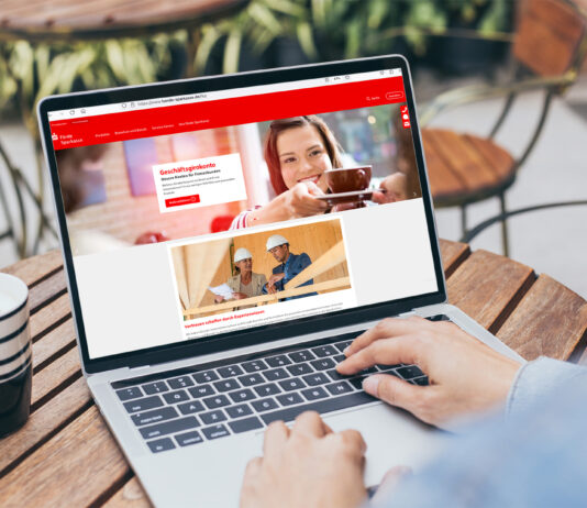 Das Firmenkundenportal: Unser Service für gewerbliche Kund:innen Homepage der Förde Sparkasse auf einem Laptop