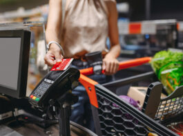 Probleme bei der Kartenzahlung? Wir klären auf! Frau bezahlt mit Sparkassenkarte an der Supermarktkasse