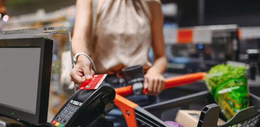 Probleme bei der Kartenzahlung? Wir klären auf! Frau bezahlt mit Sparkassenkarte an der Supermarktkasse