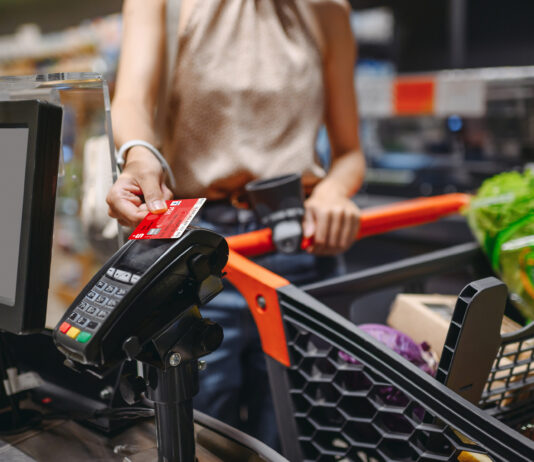 Probleme bei der Kartenzahlung? Wir klären auf! Frau bezahlt mit Sparkassenkarte an der Supermarktkasse