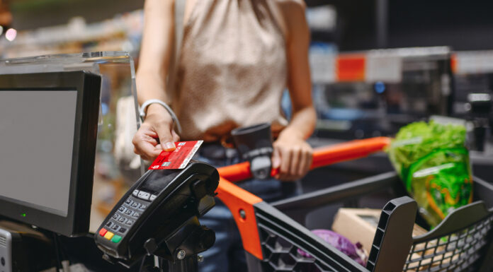 Probleme bei der Kartenzahlung? Wir klären auf! Frau bezahlt mit Sparkassenkarte an der Supermarktkasse