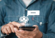 ChatGPT und Co.: Chancen, Risiken und Zukunftsszenarien Person mit Smartphone in der Hand, aus dem ein Roboter schaut