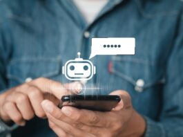 ChatGPT und Co.: Chancen, Risiken und Zukunftsszenarien Person mit Smartphone in der Hand, aus dem ein Roboter schaut