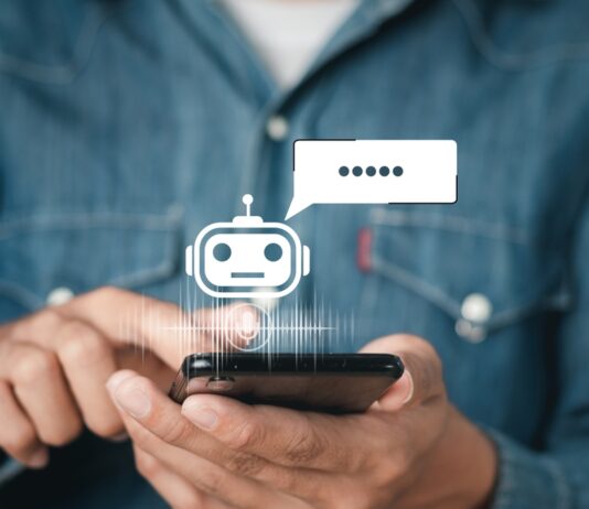 ChatGPT und Co.: Chancen, Risiken und Zukunftsszenarien Person mit Smartphone in der Hand, aus dem ein Roboter schaut