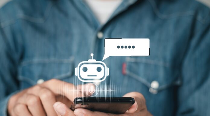 ChatGPT und Co.: Chancen, Risiken und Zukunftsszenarien Person mit Smartphone in der Hand, aus dem ein Roboter schaut