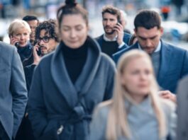 Vermögensbarometer: hoffnungsvolle Jugend Menschen in der Fußgängerzone