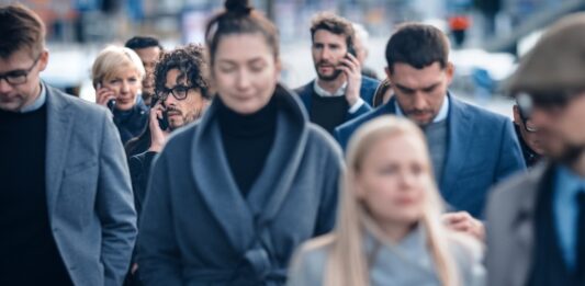 Vermögensbarometer: hoffnungsvolle Jugend Menschen in der Fußgängerzone