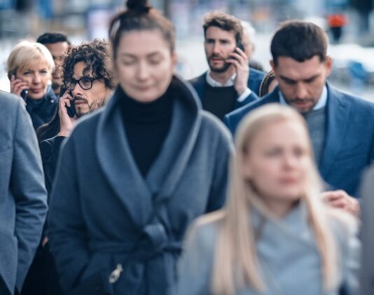 Vermögensbarometer: hoffnungsvolle Jugend Menschen in der Fußgängerzone