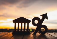 Zinsen, Rezession und Wertpapiere – das sollten Sie jetzt wissen Prozentzeichen und Verwaltungsgebäude