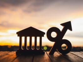 Zinsen, Rezession und Wertpapiere – das sollten Sie jetzt wissen Prozentzeichen und Verwaltungsgebäude