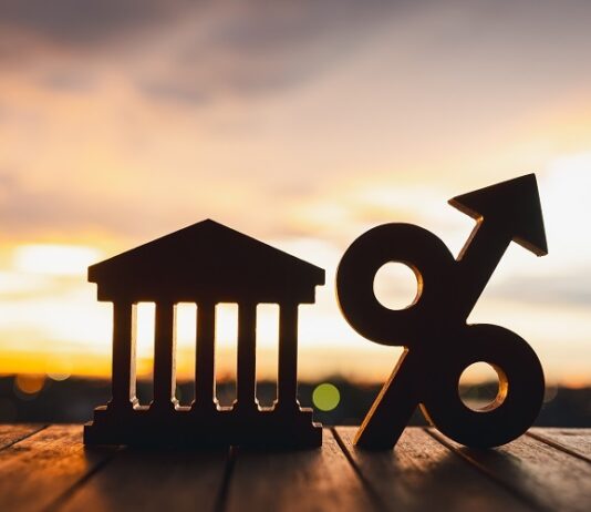 Zinsen, Rezession und Wertpapiere – das sollten Sie jetzt wissen Prozentzeichen und Verwaltungsgebäude