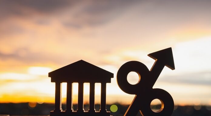 Zinsen, Rezession und Wertpapiere – das sollten Sie jetzt wissen Prozentzeichen und Verwaltungsgebäude