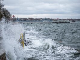 Stürme und Hochwasser – Wie schütze ich mein Zuhause? Herbststurm an der Ostseeküste Schleswig-Holsteins in Kiel.