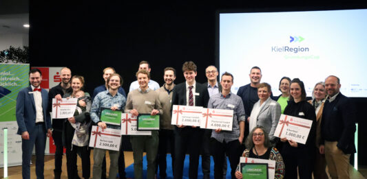 GründungsCup 2023 – Die Preisträger:innen Gruppenfoto der Gewinner:innen des GründungsCups 2023.