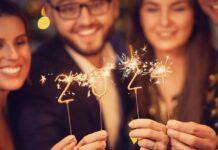 Neues Jahr, neue Regelungen: Das bringt uns 2024 Zwei schöne junge Paare, die sich auf der Neujahrsfeier amüsieren