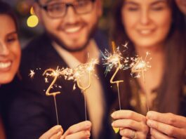 Neues Jahr, neue Regelungen: Das bringt uns 2024 Zwei schöne junge Paare, die sich auf der Neujahrsfeier amüsieren