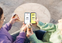 Europas neuer Stern am Zahlungshimmel: wero Zwei Menschen sitzen nebeneinander und haben Eistüten in der Hand, sie halten ihre Smartphones nebeneinander und bezahlen mit dem neuen Bezahlsystem wero