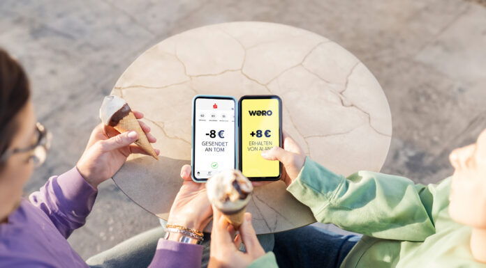 Europas neuer Stern am Zahlungshimmel: wero Zwei Menschen sitzen nebeneinander und haben Eistüten in der Hand, sie halten ihre Smartphones nebeneinander und bezahlen mit dem neuen Bezahlsystem wero
